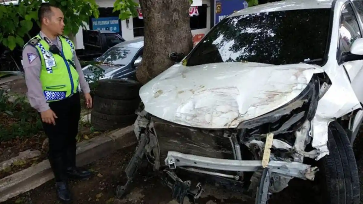 Mengaku Perut Ditodong Senjata oleh Oknum Anggota Brimob di Mobil, WanitaTabrak 3 Warung