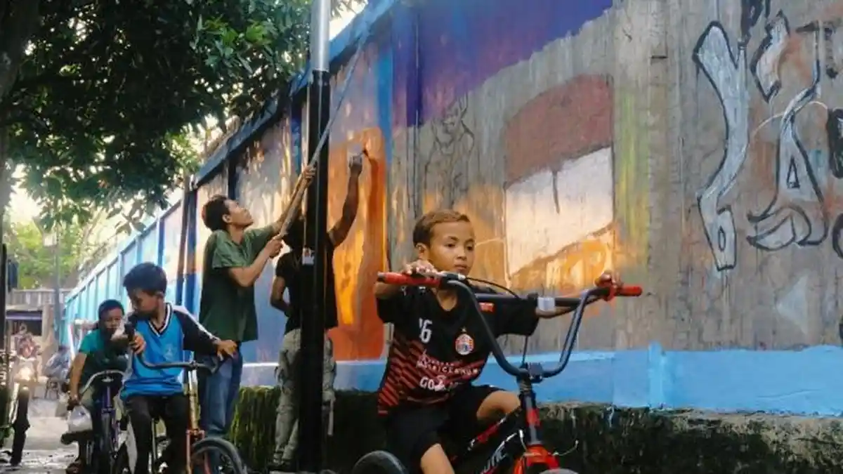 'Ngabuburit bersama Penguin Peduli': Dari Melukis Dinding Hingga Hias Gapura