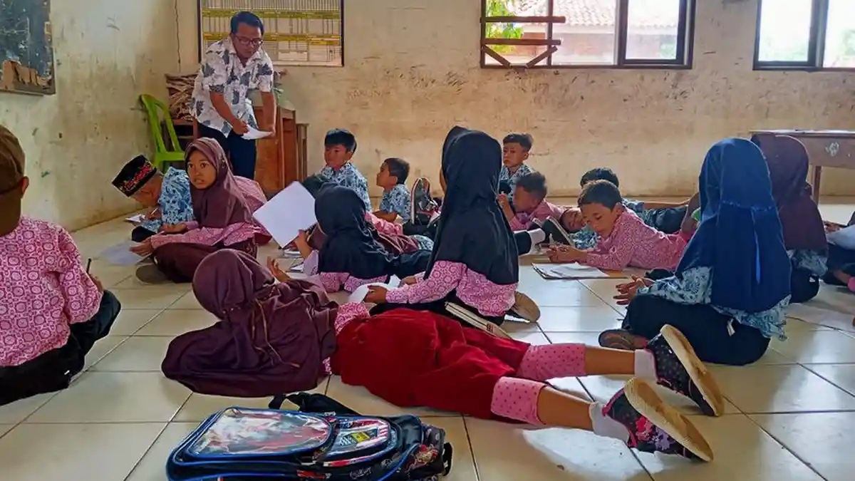 Kisah di SDN Jatimunggul 1 Indramayu, Murid Belajar Lesehan, Honor Guru Belum Dibayar
