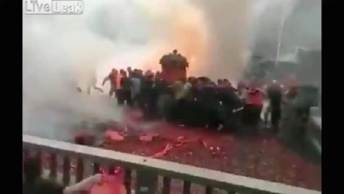 Nyeleneh! Bukan Taburan Bunga, Pengantin dari Tiongkok Ini Malah Dihujani Petasan Supaya Romantis