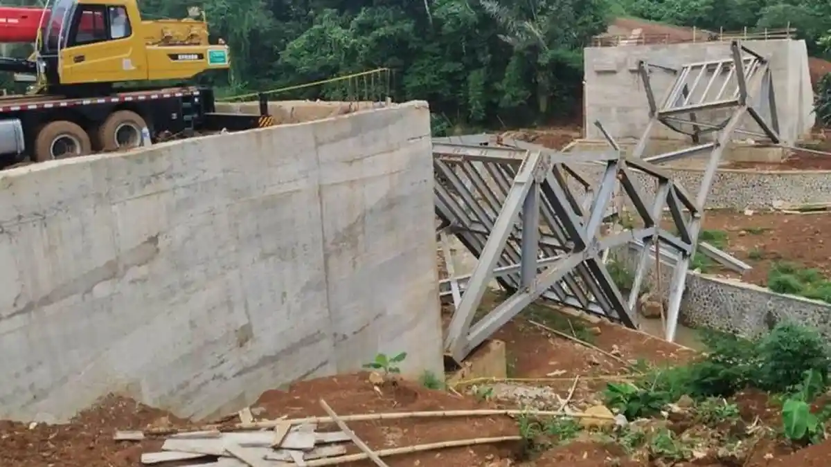 Tahap Pembangunan, Jembatan Cibalagung Senilai Rp 5,3 Miliar Ambruk