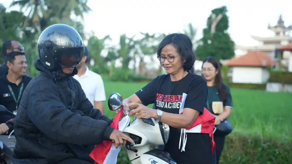 Bakesbangpol dan KPU Badung Semarakkan HUT RI ke-80 Dengan Gowes dan Pembagian Bendera