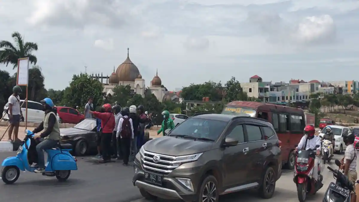 KECELAKAAN DI BATAM - Seorang IRT Luka Berat Akibat Kepala Terbentur Aspal di Simpang Barelang