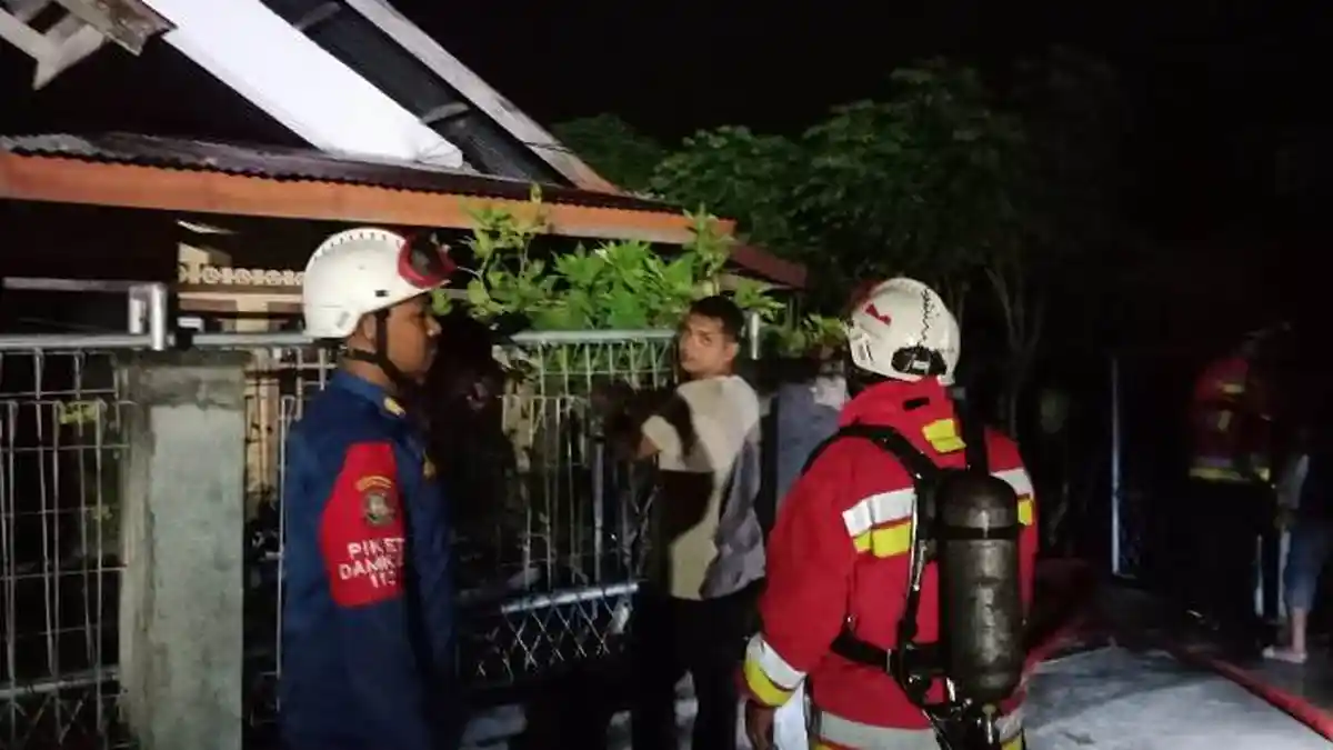 Petugas Pemadam Banda Aceh & Warga Berhasil Selamatkan Satu Rumah Terbakar Saat Dini Hari di Batoh