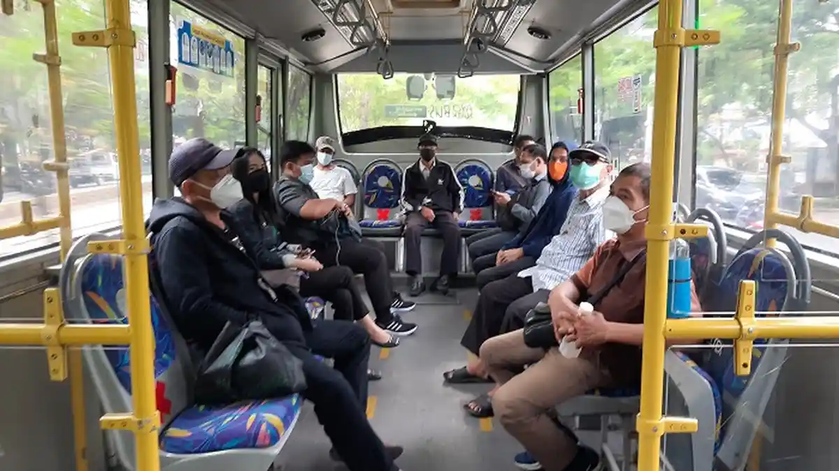 PPKM Level 3 Resmi Diterapkan, Karyawan Ini Kembali Naik Transjakarta ke Kantor