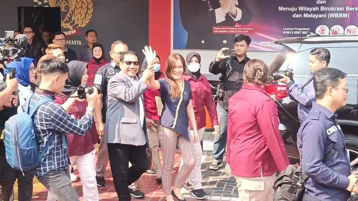 Semringah dan Lambaian Tangan Jessica Wongso Bebas Bersyarat dari Lapas Pondok Bambu