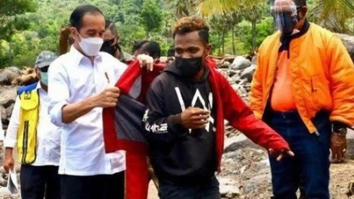 Pria Bercelana Robek Ini Tegaskan Tak Mau Cuci Jaket Merah Jokowi: Tidak Akan!