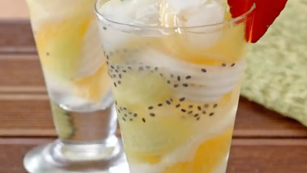 Es Kelapa Muda Dikombinasi Melon, Blewah dan Selasih, Ampun Deh Segarnya!