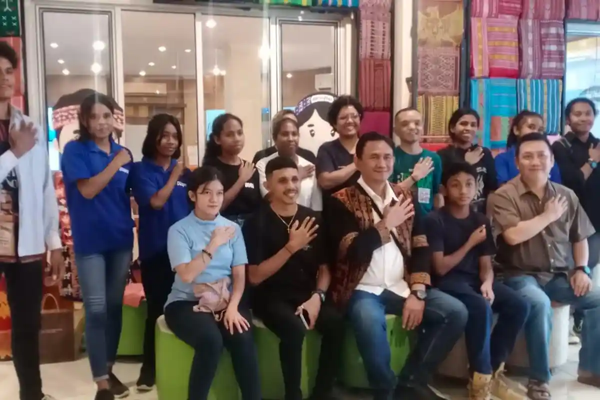 Pelajar Berkebutuhan Khusus di Kupang Belajar Mengolah Kopi Bareng Bersama  AKBP Agustinus Chrismast