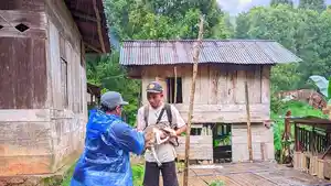 vaksin-anti-rabies-ke-salah-satu-ekor-anjing-milik-warga-di-Desa-Golo-Tolang.jpg