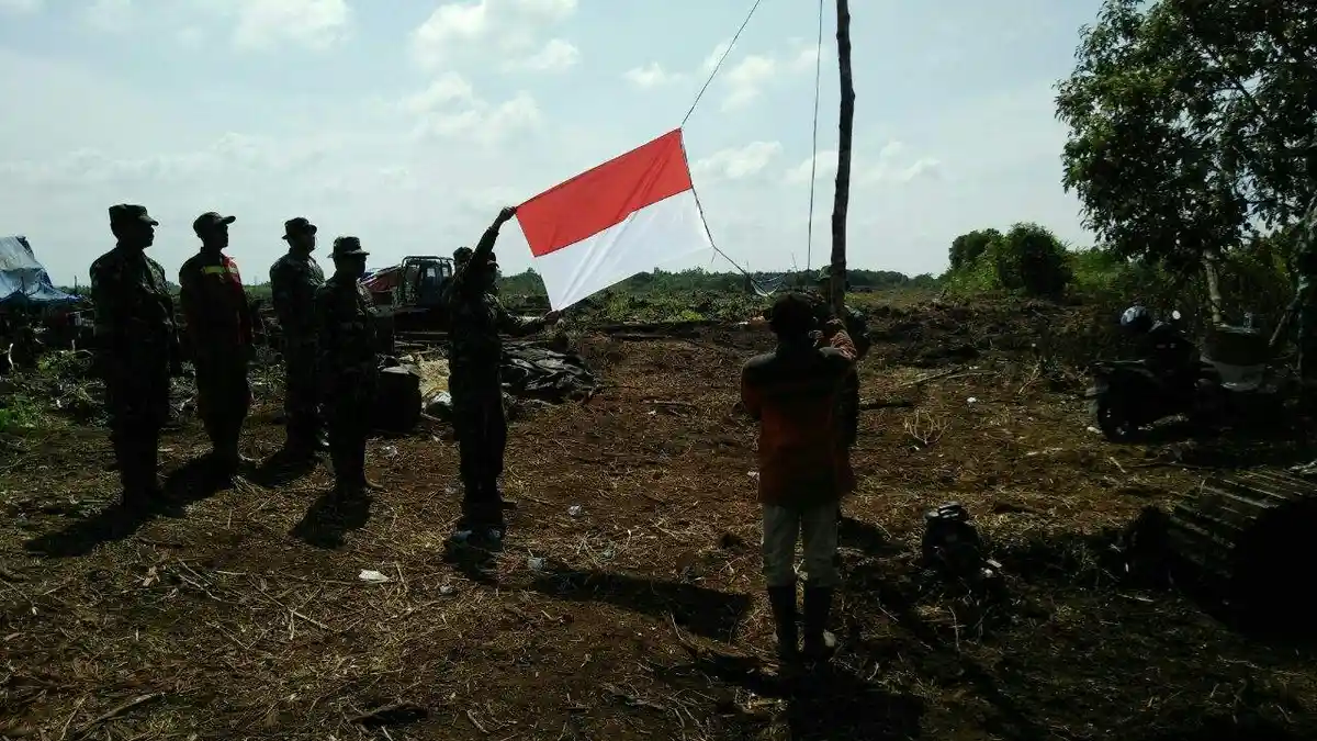Personel Koramil 06/ Sukajadi Melaksanakan Upacara Bendera di Lokasi Kebakaran