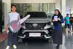 20260428-Sales-Kalla-Toyota-berfoto-bersama-konsumen.jpg