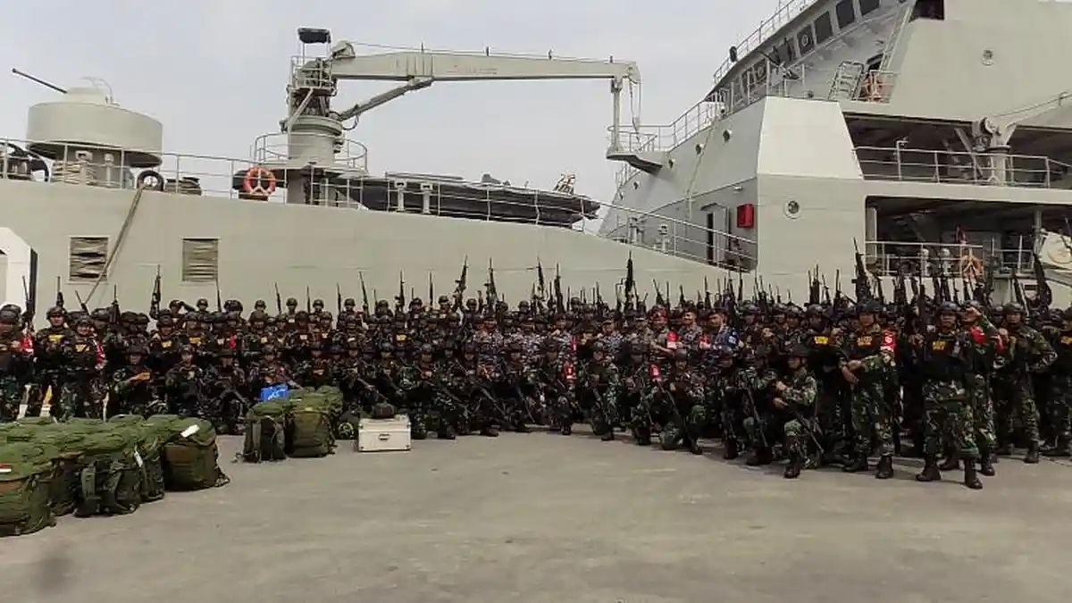 TNI AL Angkut 1.056 Personel TNI AD dan 116 Kendaraan Tempur pada Latopsratmin di Teluk Lampung