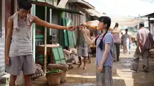 Adegan-tokoh-Encek-di-Film-Rencana-Besar-untuk-Mati-dengan-Tenang-di-sebuah-perkampungan.jpg