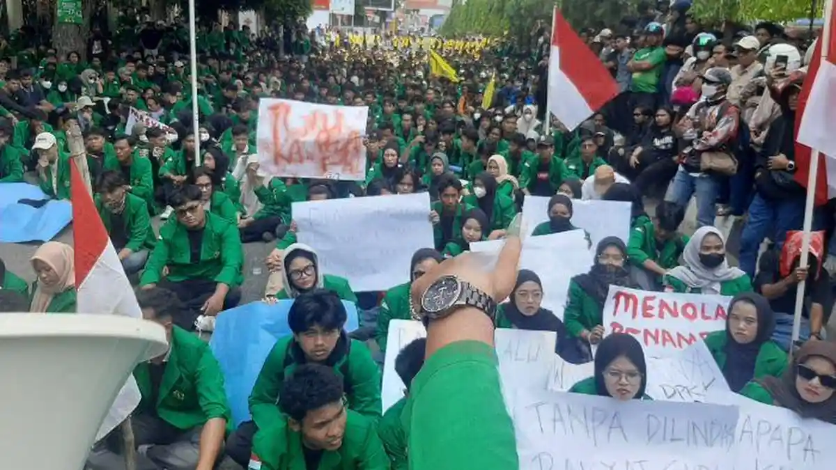 Demo di DPRK Lhokseumawe, Alianasi Mahasiswa dan Masyarakat Pasee Penuhi Jalan