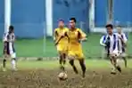 Yongki Aribowo Giring Bola Dibayangi Pemain UMS