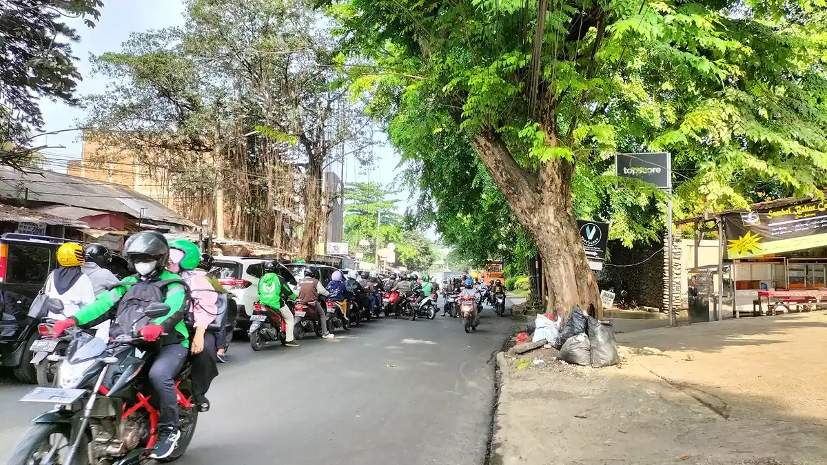 Depok Macet di Jalan Akses UI Imbas Pengaspalan, Pengendara: Lama-Lama Stres dan Capek