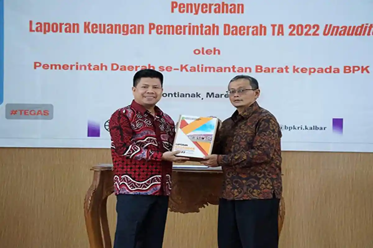 Bupati Sambas Satono Serahkan LPKD Unaudited 2022 kepada BPK Perwakilan Kalbar
