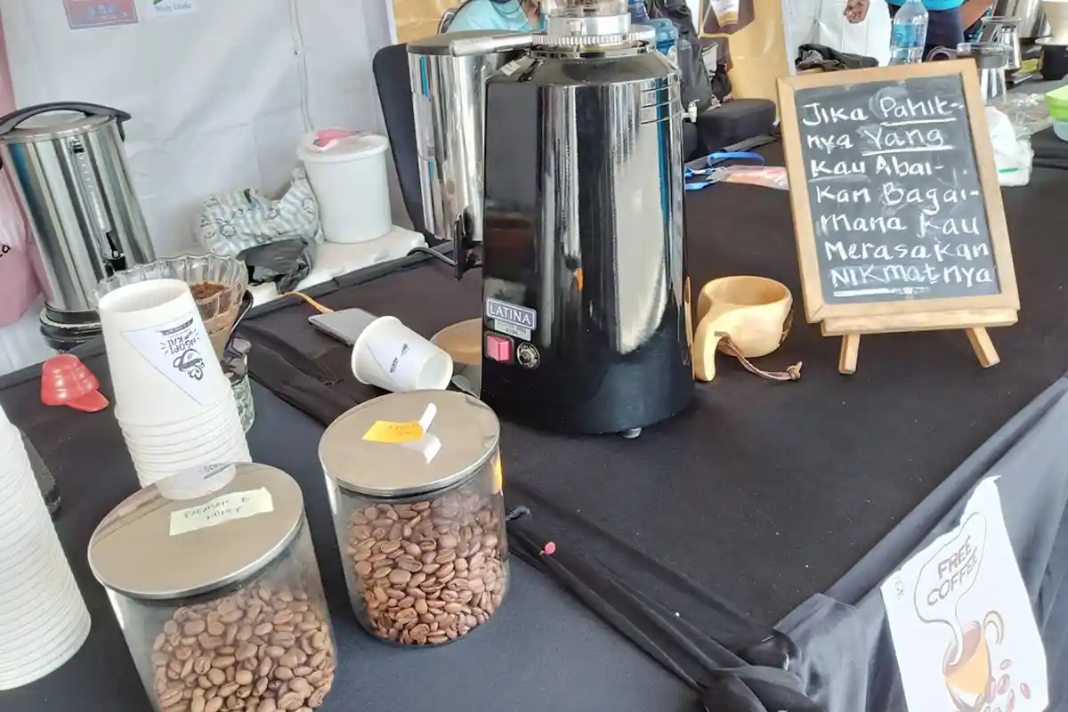 Penumpang Kereta Api di Padang Disuguhi Seduhan Kopi Lokal Ranah Minang, Gratis Selama 2 Hari