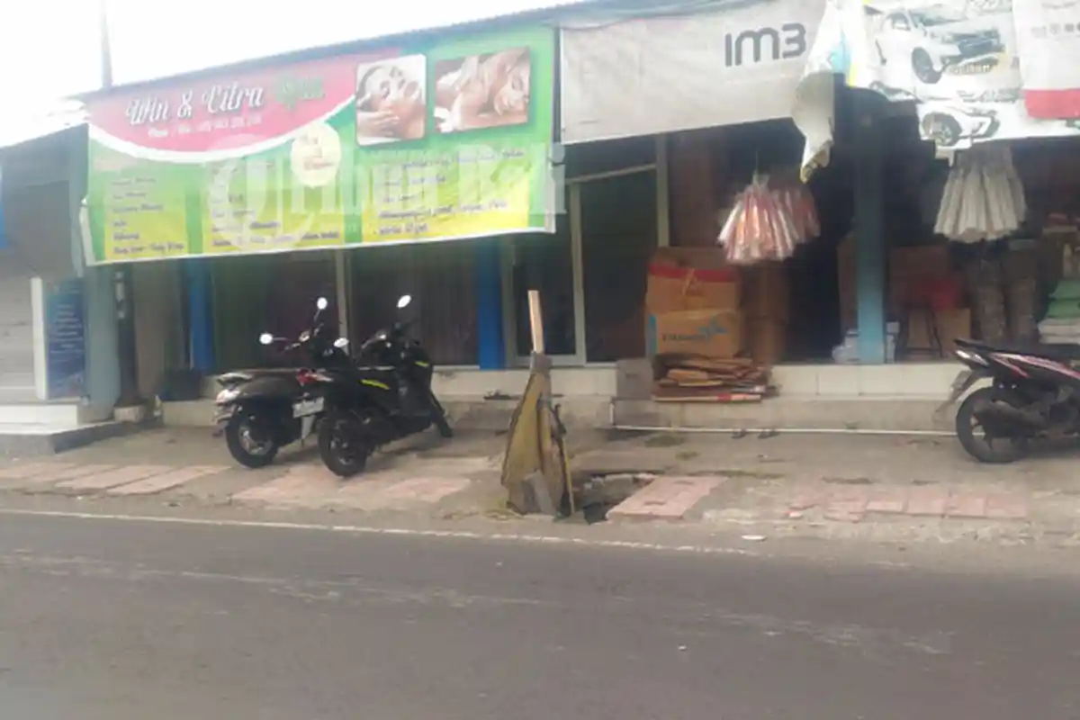 Trotoar Jebol Membahayakan Pejalan Kaki di Kawasan Gianyar Ini