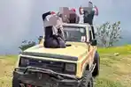 20260611-nakes-dinkes-brebes-wisata-naik-jeep.jpg