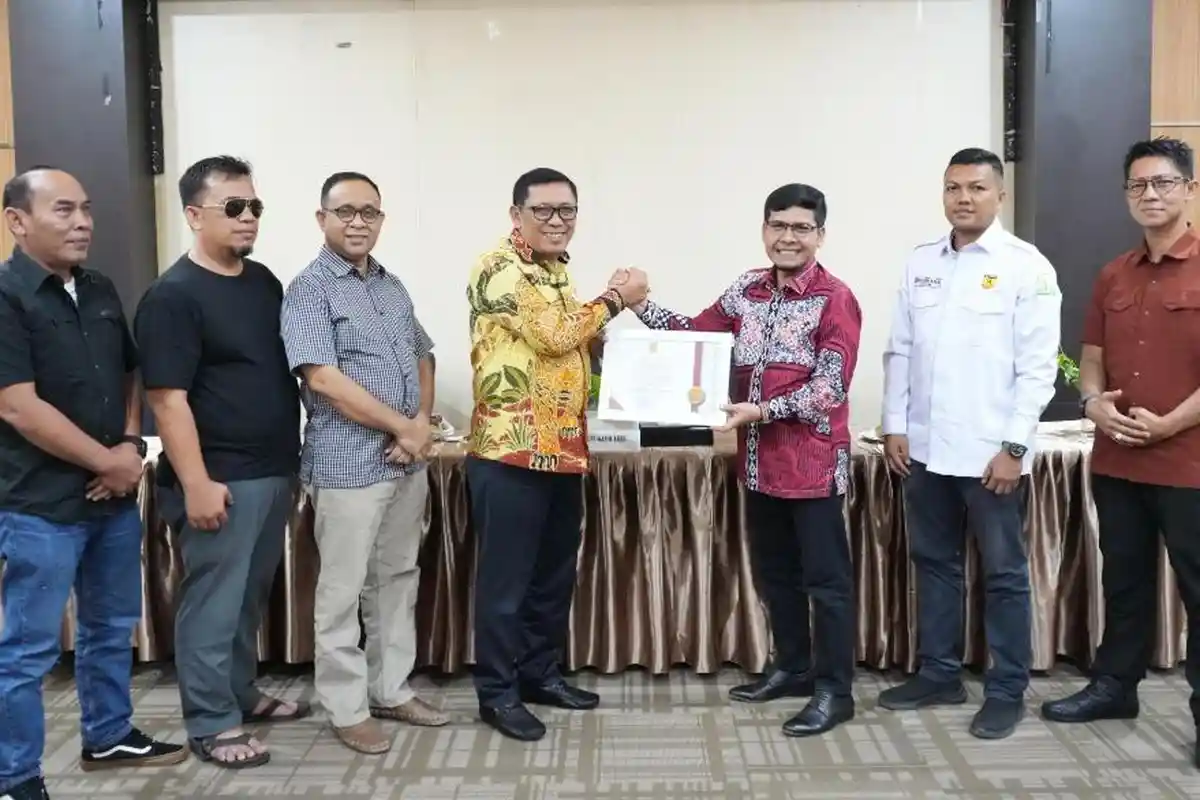 Alhudri Raih Penghargaan Forki, Konsisten Tingkatkan Prestasi Tim Pelatda PON  Karate Aceh