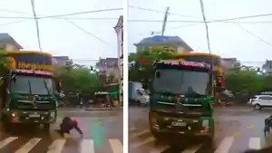 pemotor-lolos-dari-truk.jpg