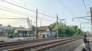 Penampakan-lokasi-tewasnya-pemulung-yang-tertabrak-KRL-di-perlintas.jpg