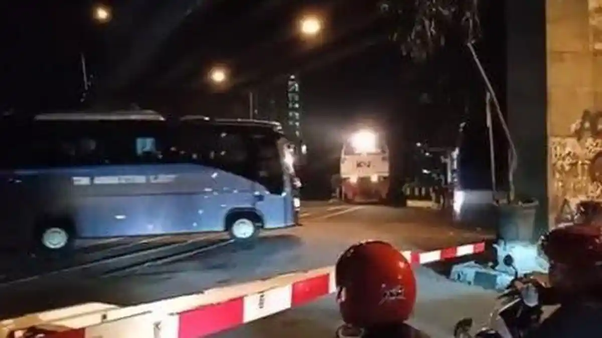 2 Prajurit TNI AL Diperiksa Pomal Buntut Bus Terobos Palang Pintu Rel Kereta di Malang