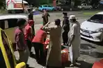 Parkiran hingga Bahu Jalan Penuh, Jemaah Itikaf Padati Masjid Hj Sitti Mang Makassar