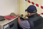 Petugas-Kejari-Tabalong-saat-lakukan-penggeledahan-di-Kantor-Dinas-ESDMi-Kalsel.jpg