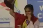 Gregoria Mariska Tunjung Mengangkat Piala dan Medali Emas