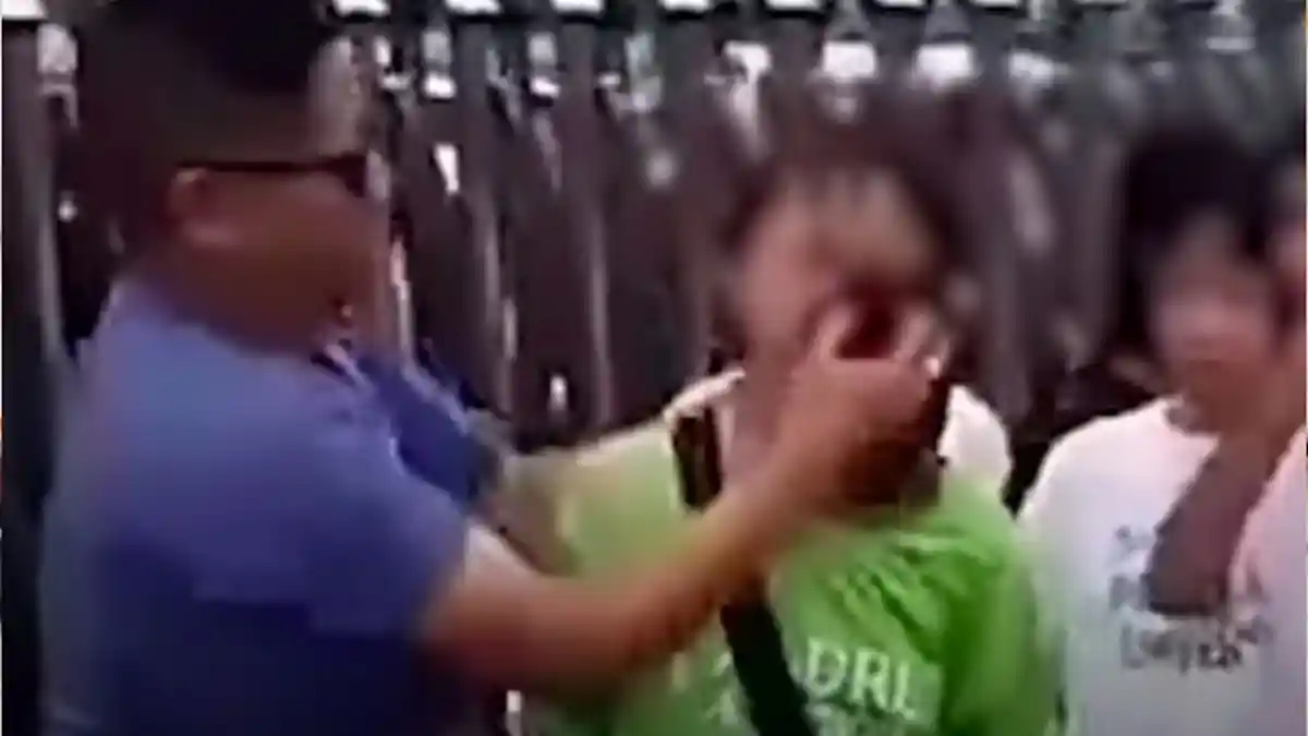 Guru Ini Jadi Sorotan gara-gara Lap Muka Murid yang Pakai Makeup di Depan Sekolah