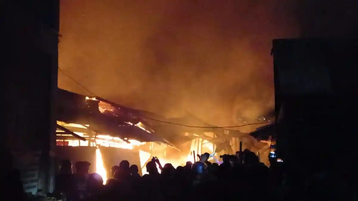 Api Lalap Bangunan di Pasar Inpres, Pedagang Berlarian Selamatkan Dagangan