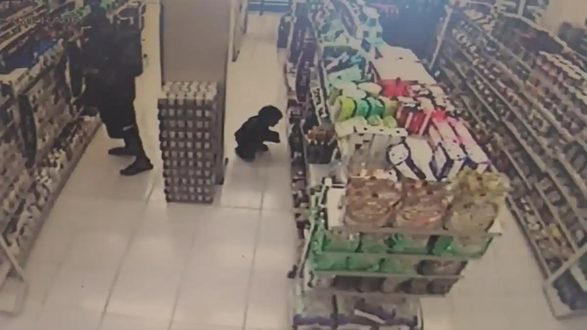 Terekam CCTV, Pria Ini Ajak Anak Curi Sampo di Indomaret