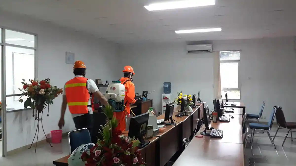 Tim BPBD Kota Manado Lakukan Penyemprotan Disinfektan di Kantor Tribun Manado