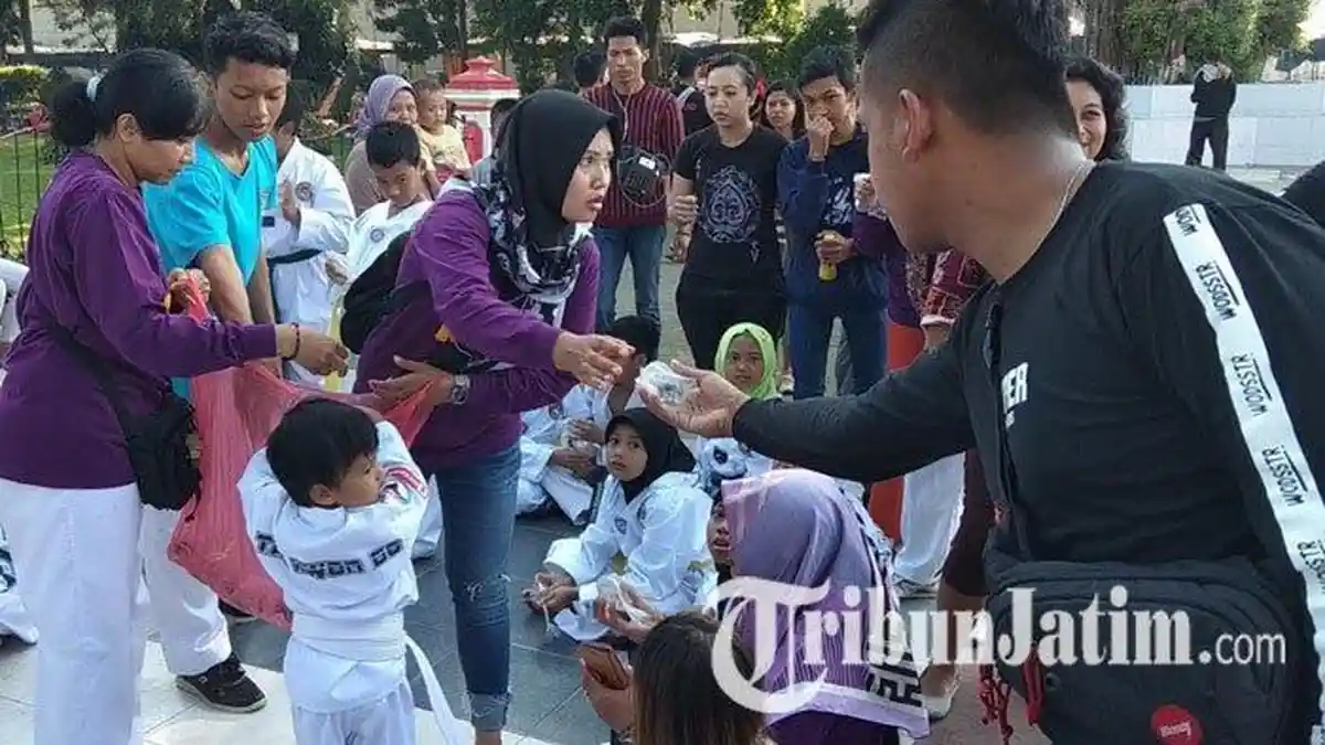 Warga Blitar Rebutan 1.000 Ekor Ikan Cupang Gratis
