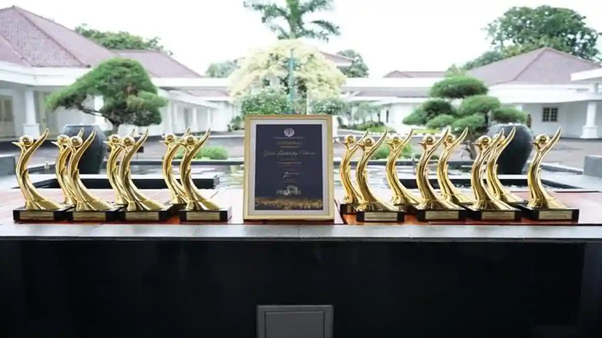 PLN Raih 15 Penghargaan Proper Emas dan CEO Green Leadership Utama