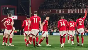 Pemain-Nottingham-Forest-menghadap-suporter.jpg