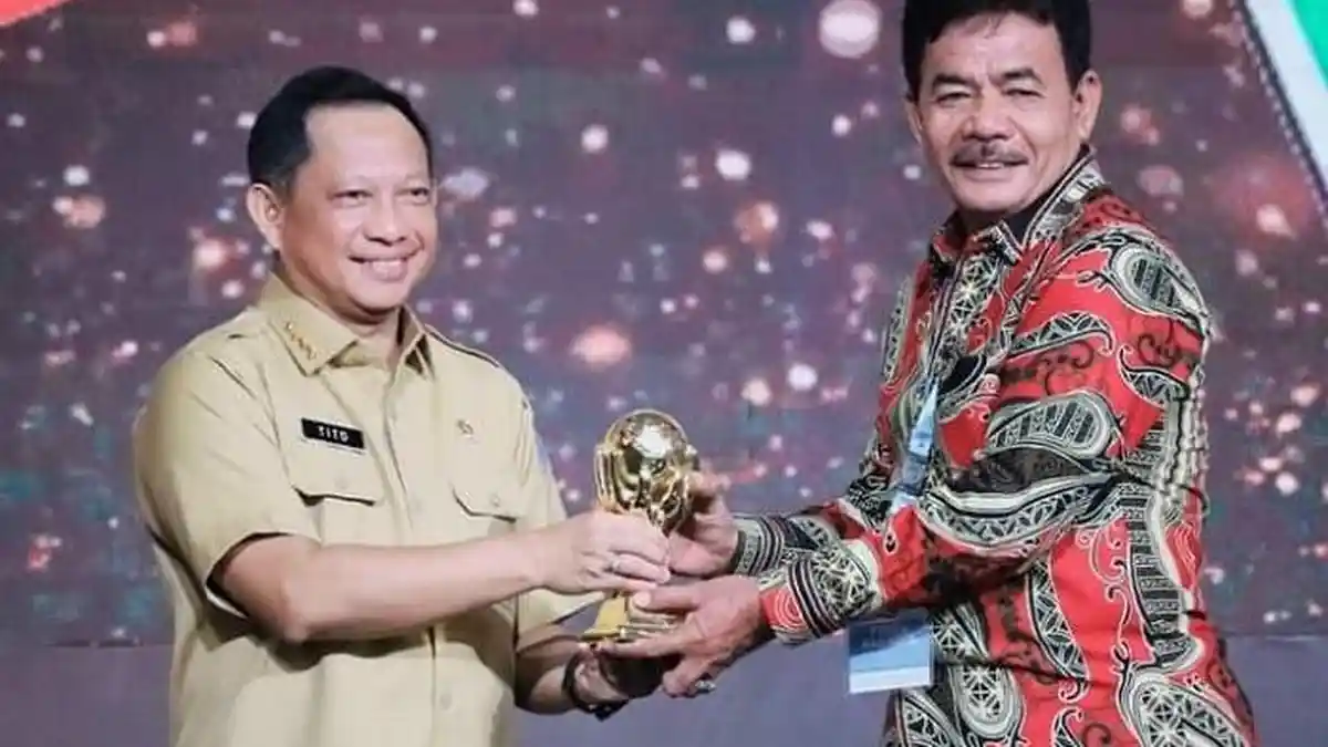 Terima UHC Award dari Menko PMK, Bupati Khenoki Waruwu Penuhi Jaminan Kesehatan Warganya