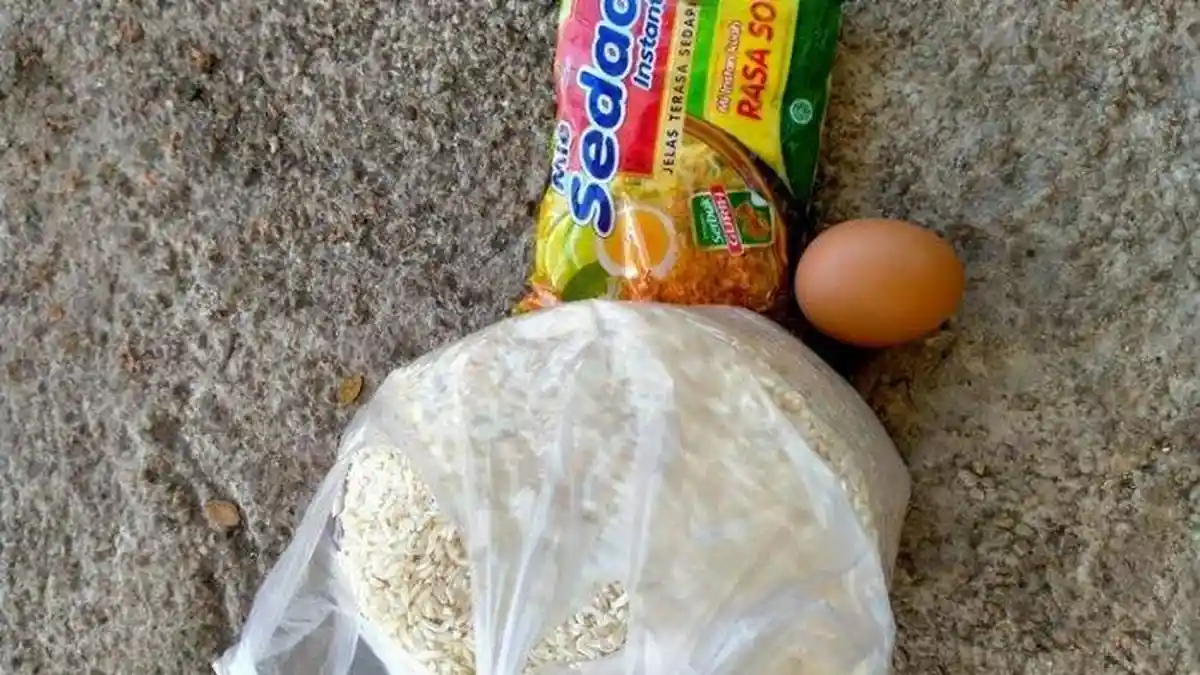Korban Bencana NTT Merasa Terhina, Dikarenakan Bantuan 1 Butir Telur dan Sebungkus Mi Instan