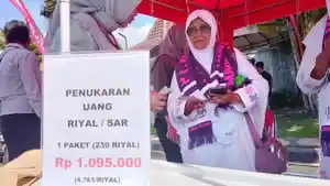 Calon-Jemaah-Haji-Lumajang-Serbu-Penukaran-Riyal-Satu-Paket-Dibanderol-Rp1-Jutaan.jpg