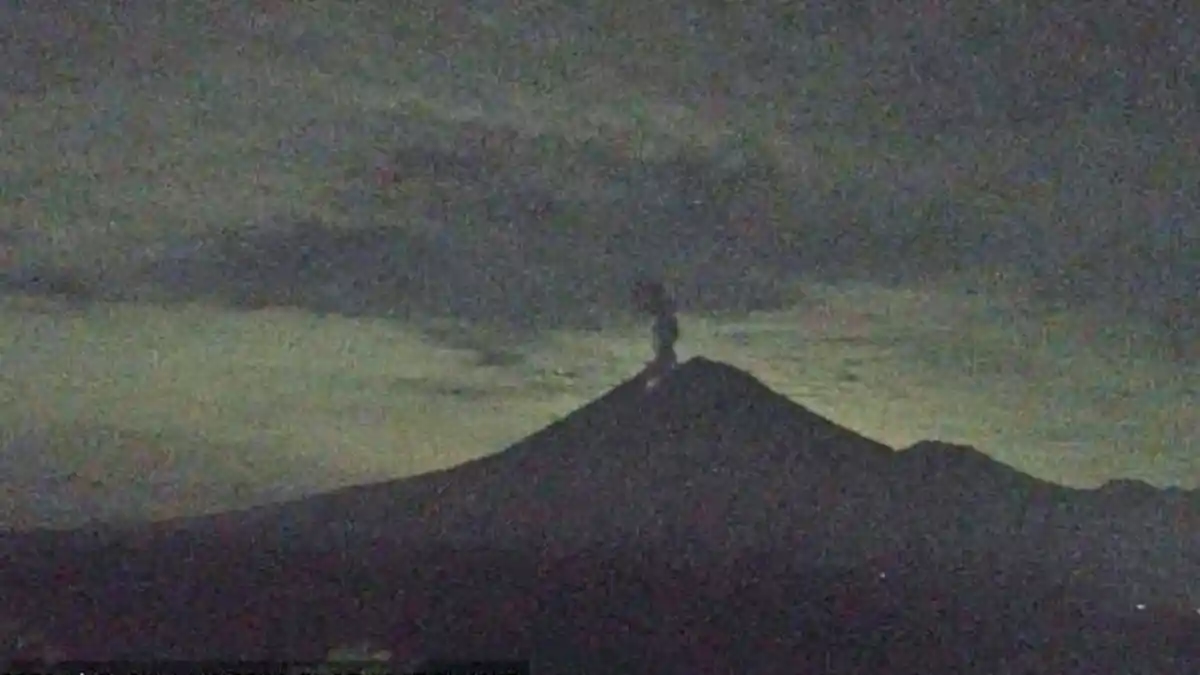 Gunung Semeru Alami 9 Kali Letusan Hingga Keluarkan Lava Pijar