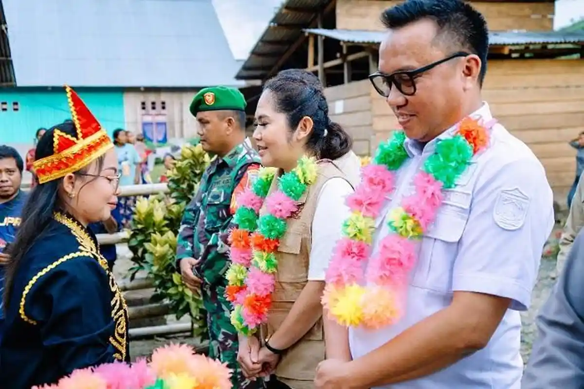 Bupati Morowali Utara Resmikan Tugu Pemilu Bermartabat di Desa Menyoe