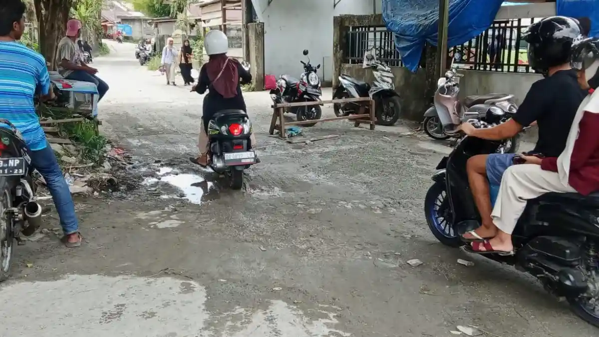 Tukang Ojek di Stain Patungan Perbaiki Jalan Jembatan Jodoh Ambon