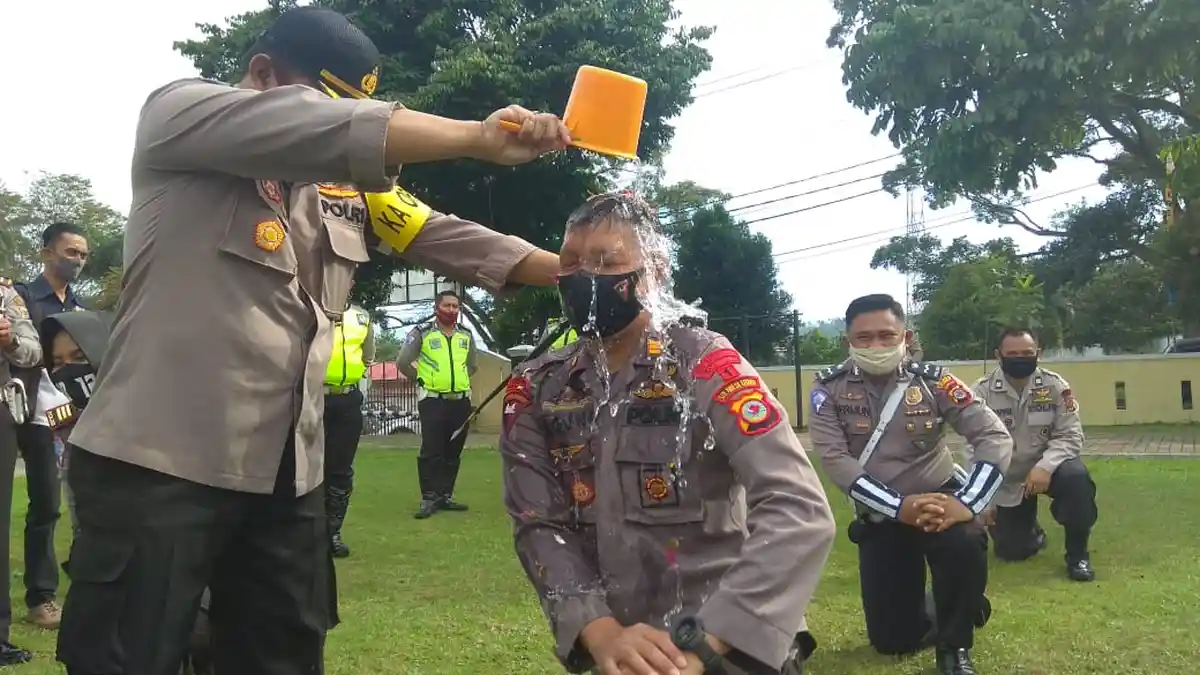 Kapolres Kotamobagu Mandikan Air Bunga Anggotanya yang Naik Pangkat