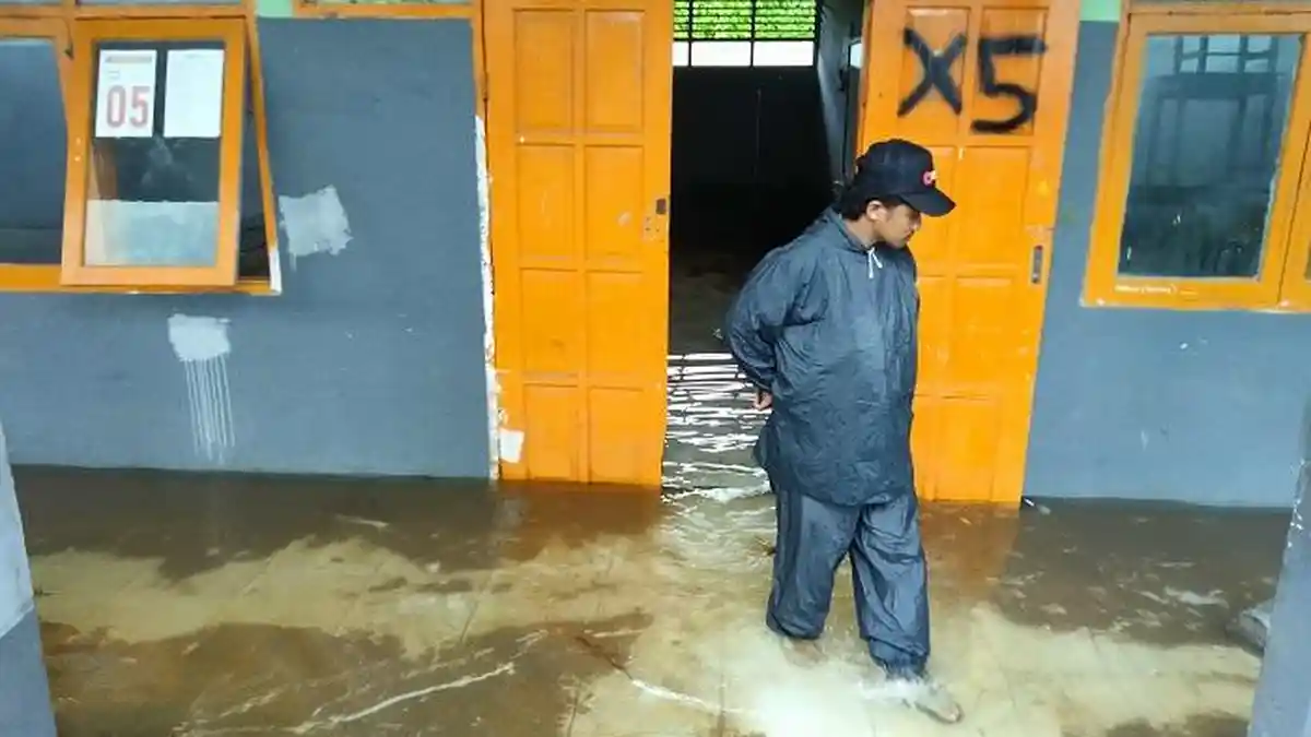 Siswa SMA 19 Makassar Terpaksa Belajar Daring Gegara Kebanjiran