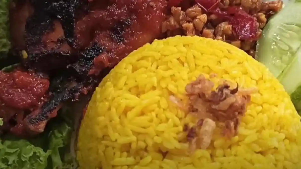 Resep Nasi Kuning, Kukus Beras dan Beras Ketan Sebelum Dicampur Bumbu