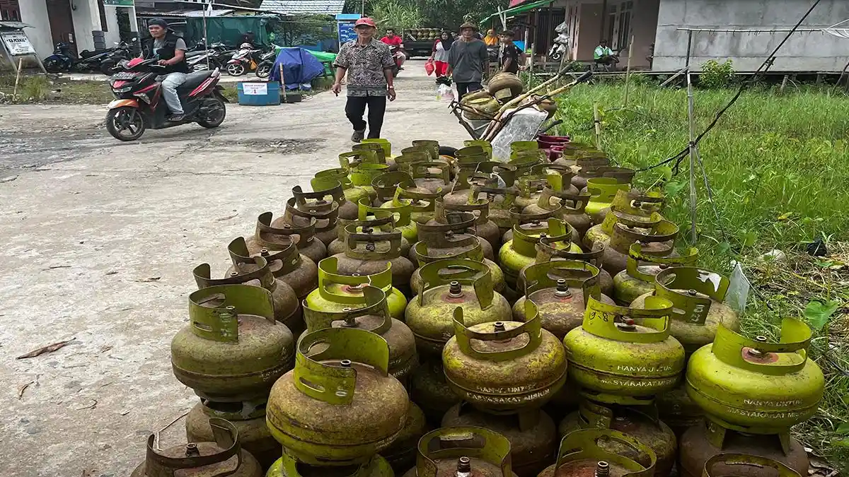 LPG Langka! Warga Sambas Rela Antre Tabung Gas 3 Kg yang Datang Setiap Pekan
