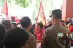 Suasana-di-depan-Kantor-Disnaker-Makassar-yang-dikepung-massa-aksi.jpg